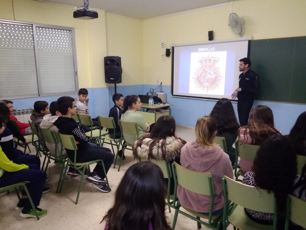 Charla del CNP sobre los peligros de Internet